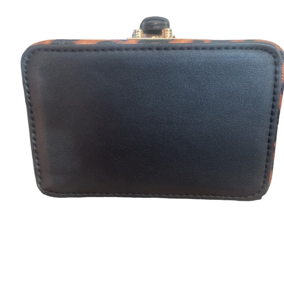 URBAN EXPRESSIONS Annabelle Crossbody
VEGAN LEATHER CLOSURE ANIMAL PRINT - Picture 5 of 9